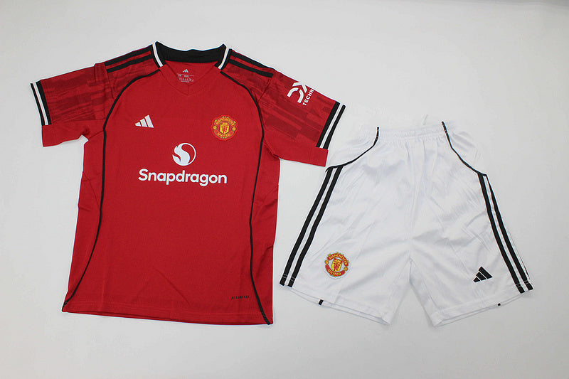 KIT NIÑO MANCHESTER UNITED 2025/26 1A EQUIPACION