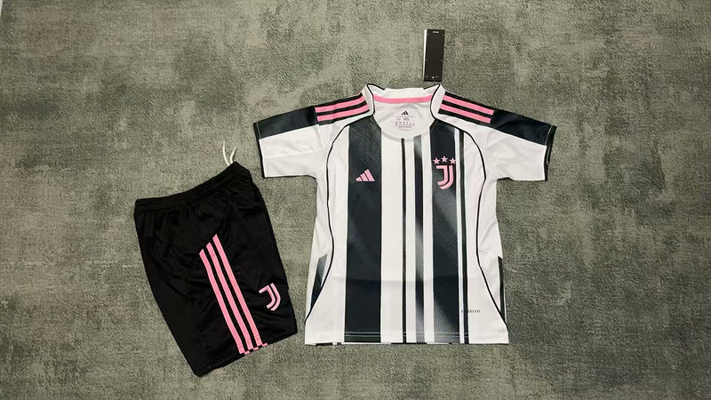 KIT NIÑO JUVENTUS 2025/26 1A EQUIPACION