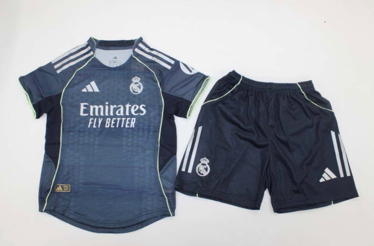KIT NIÑO REAL MADRID 2025/26 1A EQUIPACIÓN